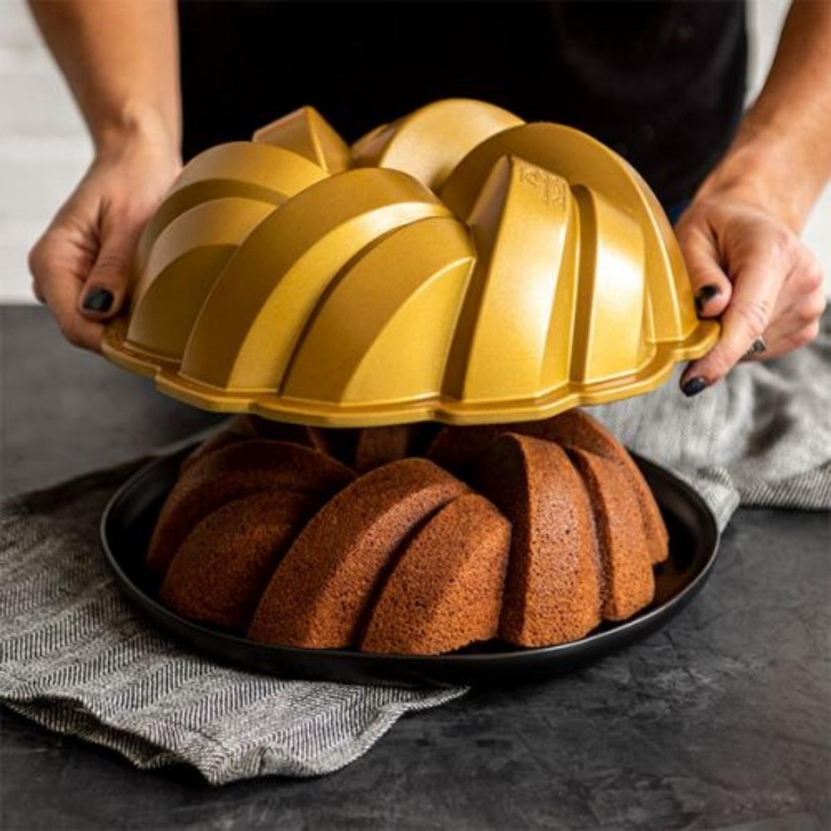 Cake Carrier 10 Inch Bundt Cake Pan Bundt Cake Keeper With Swirl